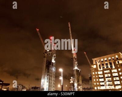 Krane nachts über Kings Cross, London Stockfoto