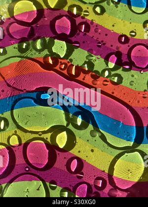 Abstrakte Öl und Wasser auf farbigen Hintergrund Stockfoto