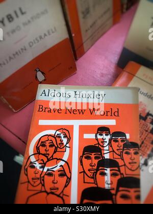 Ein vintage Kopie von Brave New World von Autor Aldous Huxley, erst 1932 veröffentlicht. Stockfoto