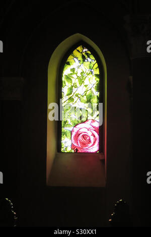 Ein Glasfenster einer Rose in der Marktkirche (Markt Kirche) in Wiesbaden, Deutschland. Stockfoto