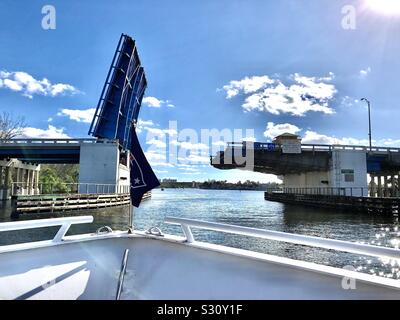 Brücke öffnen als Yacht durch den Intracoastal in Florida zwischen Delray Beach und Boca Raton geht. Stockfoto