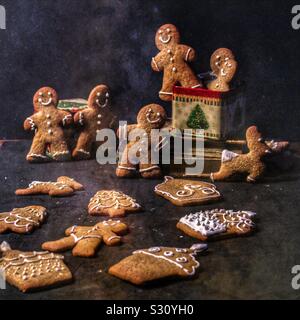 Gingerbread cookies, in einer Dose platziert sich auf Bücher gesetzt Stockfoto