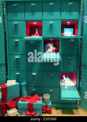 Tiffany & Co. Verfügt Über einen aufwendigen, eiblauen Adventskalender in der Weihnachtszeit, NYC, USA Stockfoto