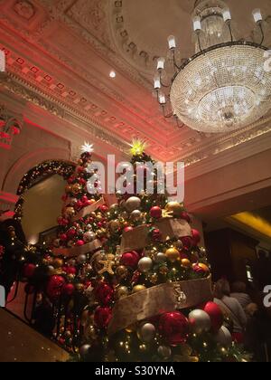 Die Lobby des Peninsula Hotels ist in der Weihnachtszeit, NYC, USA, aufwändig dekoriert Stockfoto