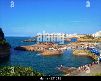 Der Alte Hafen und La Grande Plage in Biarritz, Pyrénées-atlantiques, Frankreich Stockfoto