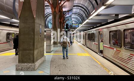 LOS ANGELES, Ca, DEZ 2019: Passagiere im Hollywood & Highland Red Line Station an der LA Metro, mit Züge auf beiden Seiten des Schneidwerks Stockfoto