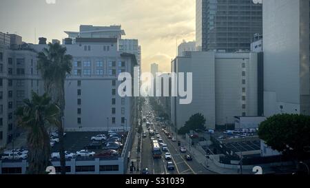 LOS ANGELES, Ca, 15.12.2019: hohes Ansehen auf den Verkehr in der Olive Street, in der Nähe der Bunker Hill in der Innenstadt. Am späten Nachmittag mit Stadtbild fallen weg in Haze Stockfoto