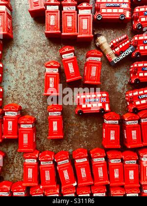 London souvenir Magnete, rote Telefonzellen und rote Busse Stockfoto