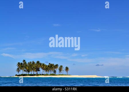 Eine idyllische tropische Insel mit Palmen in Mikronesien. Stockfoto