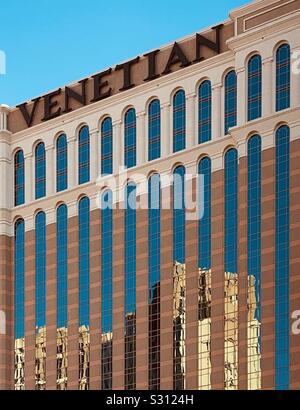 Las Vegas Casino mit blauem Himmel Reflexionen und Gebäude auf freien Glas Stockfoto