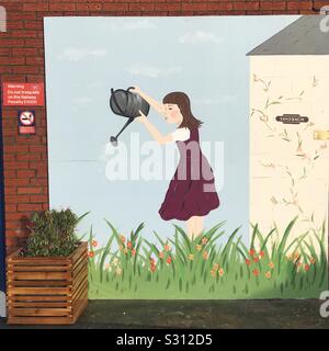 Graffiti Bewässerung echten Pflanzen am Sandbach Bahnhof Cheshire UK Stockfoto