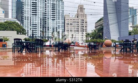 LOS ANGELES, Ca, 15.12.2019: Blick über Pershing Square mit neuen Apartment Gebäude im Hintergrund, Downtown nach regen Stockfoto