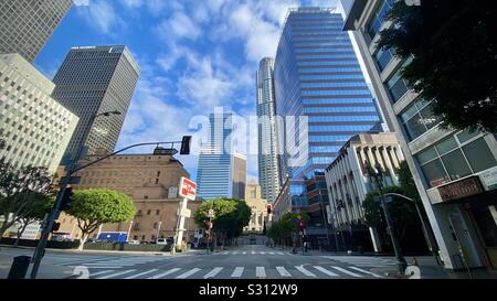 LOS ANGELES, Ca, 25.Dezember, 2019: menschenleeren Straßen im Finanzviertel neben dem LA Öffentliche Bibliothek mit Wolkenkratzern rund um Stockfoto