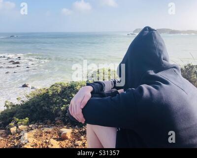 Teenager in der Hoody auf das Meer Stockfoto