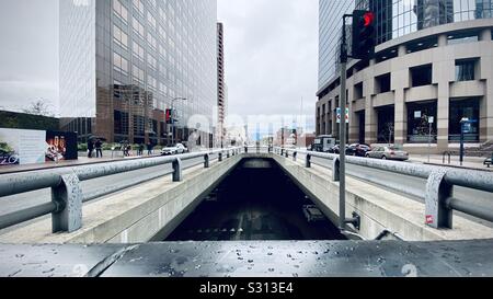 LOS ANGELES, Ca, DEZ 2019: Obere und untere Ebenen auf S Grand Ave im Finanzviertel der Stadt, bewölkter Tag mit Regen fällt auf Oberflächen Stockfoto