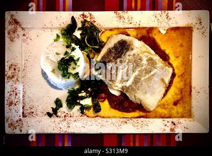 Bacalao al Pil Pil, baskischen Stil getrocknetem und gesalzenem Kabeljau in Olivenöl Sauce Stockfoto