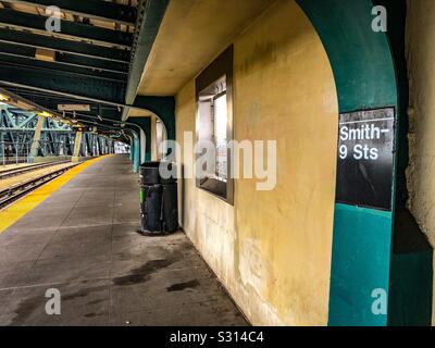 Smith - 9th Street U-Bahn station Plattform in Brooklyn für die G- und F-körnige nach Manhattan und Königinnen Stockfoto