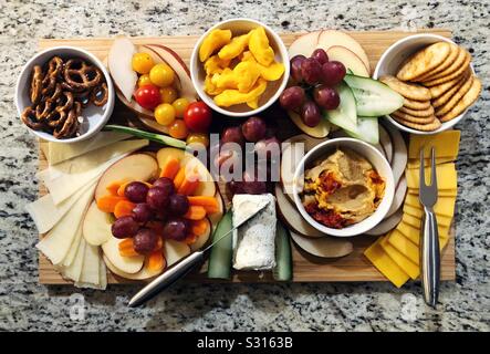 Charcuterie Bord mit Käse und Obst Stockfoto