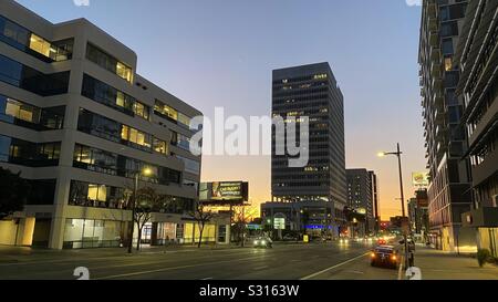 LOS ANGELES, Ca, DEZ 2019: Blick entlang Wilshire Blvd. in der Mitte der Stadt mit Verkehr, der in der Abenddämmerung an einem ruhigen Abend Stockfoto