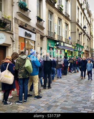 Traditionelle Schlange von hungrigen Kunden außerhalb "L'Wie du Fallafel" Restaurant in Le Marais, Paris, Frankreich. Stockfoto