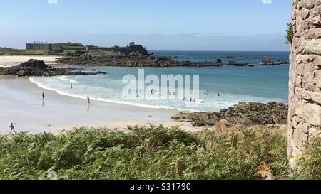 Die Badegäste am Strand Corblets auf Alderney, drittgrößte der britischen Kanalinseln. Stockfoto