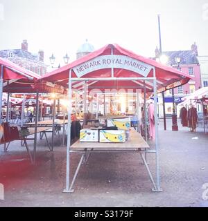 Der Markt in Newark, Nottinghamshire. Newark hat einen Markt in seinem Markt regelmäßig seit dem 12. Jahrhundert. Stockfoto