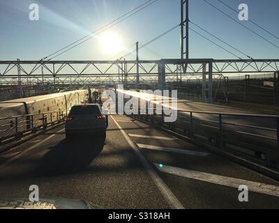 Euro-Tunnelwagen, die mit Autos beladen werden Stockfoto