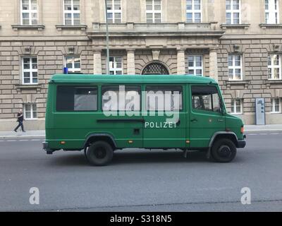 Alte, grüne Deutsche Polizei Polizei bus oder Van auf Stadt Straße in Berlin geparkt Stockfoto