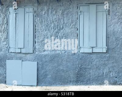 Licht blaues Haus und Fensterläden Griechenland Stockfoto
