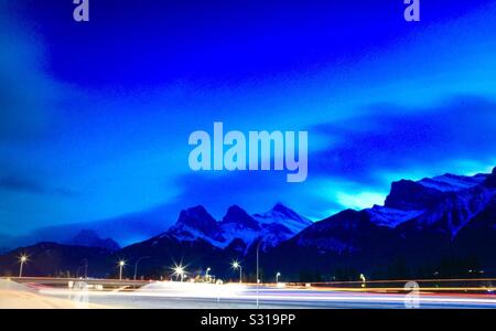 Reisen Canmore, Alberta, Kanada, Nacht, Fotografie, Rückleuchten, kanadische Rockies, die Drei Schwestern Stockfoto