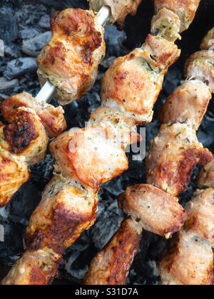 Blick auf Schweinefleisch, im Freien auf Metallspießen gekocht Stockfoto