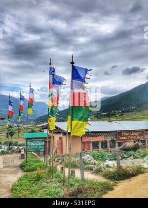 Gebetsfahnen in Bhutan. Stockfoto