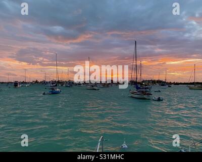 Sonnenaufgang in den Florida Keyes von einem Boot aus Stockfoto