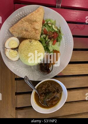 Sri Lankan Grundnahrungsmittel Reis und Curry Stockfoto