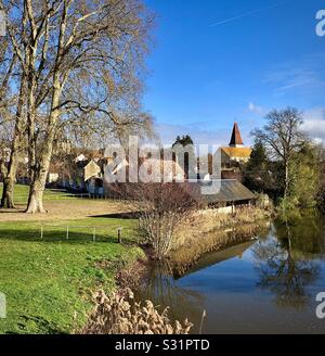 Blick über den Fluss Claise zu Preuilly-sur-Claise, Indre-et-Loire, Frankreich. Stockfoto