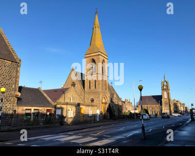 West Street, Buckie, Banffshire (Moray), Schottland mit Buckie Bischöfliche Kirche in den Vordergrund, der Norden Kirche in Osten Church Street Stockfoto