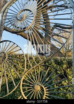 Abstrakte spiralförmige Muster und Baum von horniman Gärten in Forest Hill Stockfoto