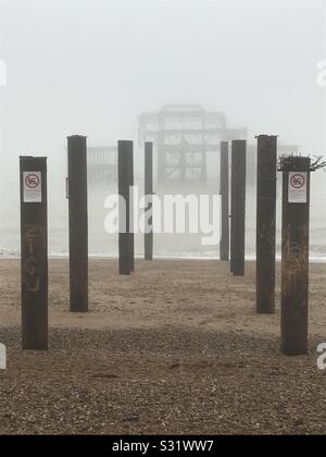 West Pier an einem nebligen Nachmittag. Stockfoto