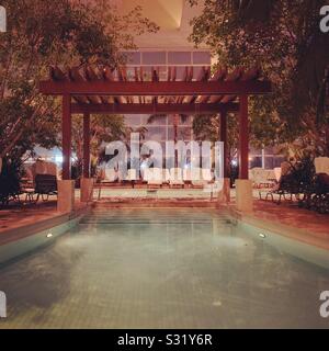 Abend im Hallenbad am Wasser Club, Borgata Hotel Casino & Spa, Atlantic City, New Jersey, United States Stockfoto