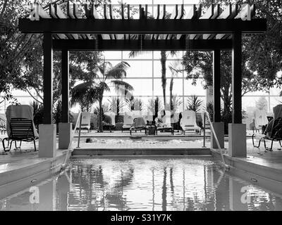 Schwarz-weiß-Bild des Hallenbades am Wasser Club, Borgata Hotel Casino & Spa, Atlantic City, New Jersey, United States Stockfoto