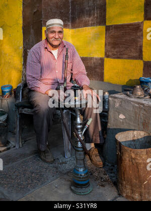 Entspannung mit der Shisha Rohr Stockfoto