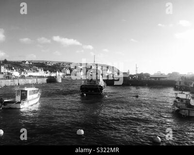 Monochrome Blick auf die Boote in Portpatrick Hafen auf der Rhins Of Galloway, Wigtownshire, Dumfries und Galloway, Schottland Stockfoto