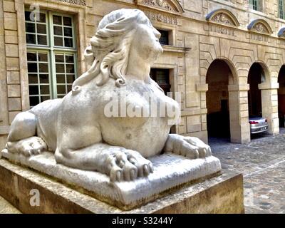 Sphinx-Skulptur in Le Marais, Paris, Frankreich, im Hotel de Sully. Stockfoto