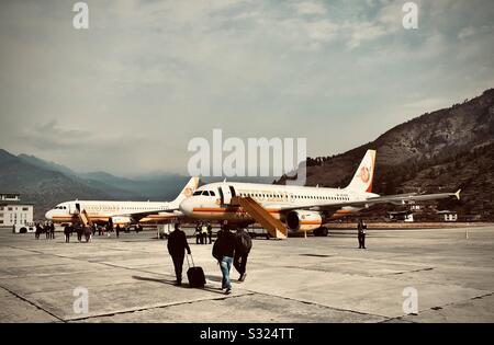 Passagiere, die eine bhutanische Fluglinie besteigen, fliegen am Flughafen Paro in Bhutan Stockfoto