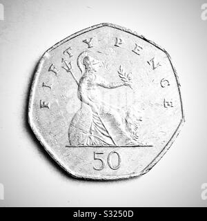 Eine britische 50 Pence Münze, die Britannia auf der "Tails"-Seite zeigt Stockfoto