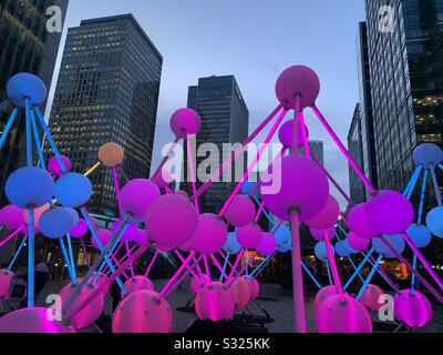 Affinity Light Installation am Canary Wharf Montgomery Square als Teil der Winterlichter 2020 Stockfoto