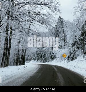 Fahren auf einer kurvigen Landstraße im Winter Stockfoto