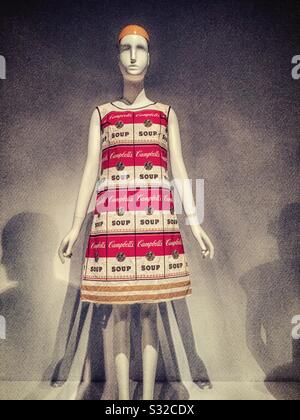 Andy Warhols Campbell Suppendosen kleiden sich im Kostüminstitut im Metropolitan Museum of Art, NYC, USA Stockfoto