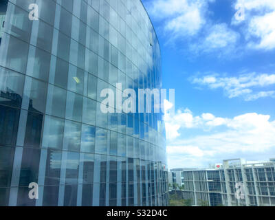 Blaue Himmelsreflexionen am Glasgebäude Stockfoto