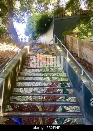 Versteckte Treppe San Francisco. Bunte Kacheln Stockfoto